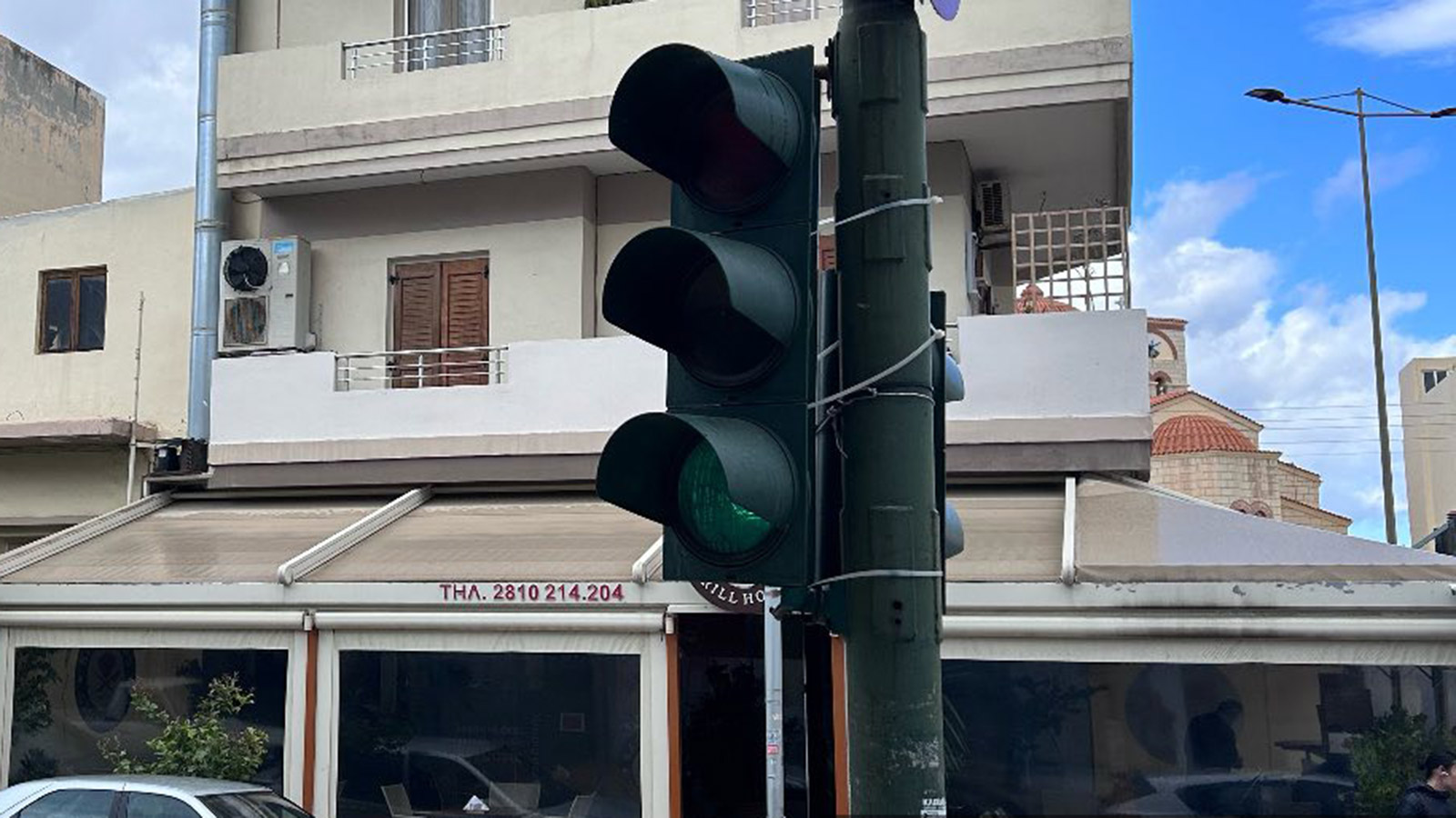 Φανάρι μπαταρισμένο με Tie Wrap «κοιτάει» τους πεζούς και όχι το δρόμο!